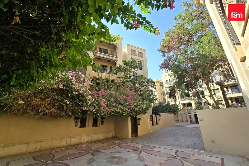 سحر المدينة القديمة | إطلالة جزئية على برج خليفة | هادئ63771908600067114