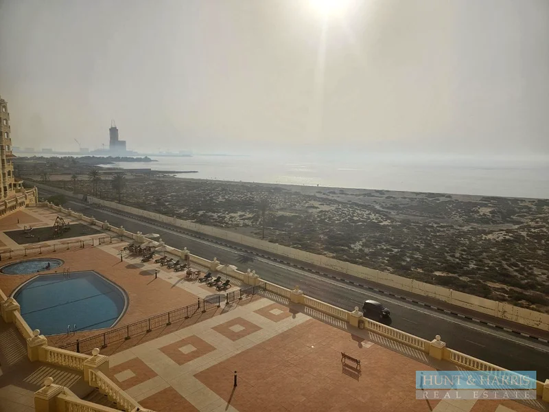 شقة بغرفة نوم واحدة للبيع في قرية الحمرا - بإطلالة على البحر63859833914498113