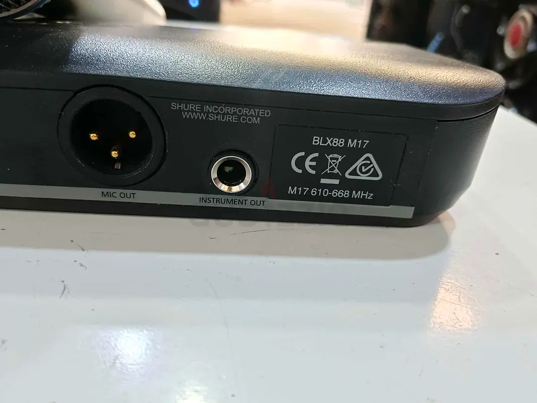 Shure Wireless Microphone System - Perfect for Events63229679965313113