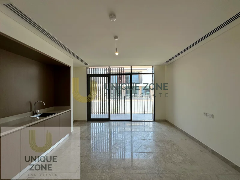Road-Facing Single Row  | Great Location63762512601602114