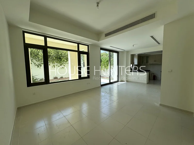 Corner Unit / Single Raw/Spacious/vacant629376191141131129