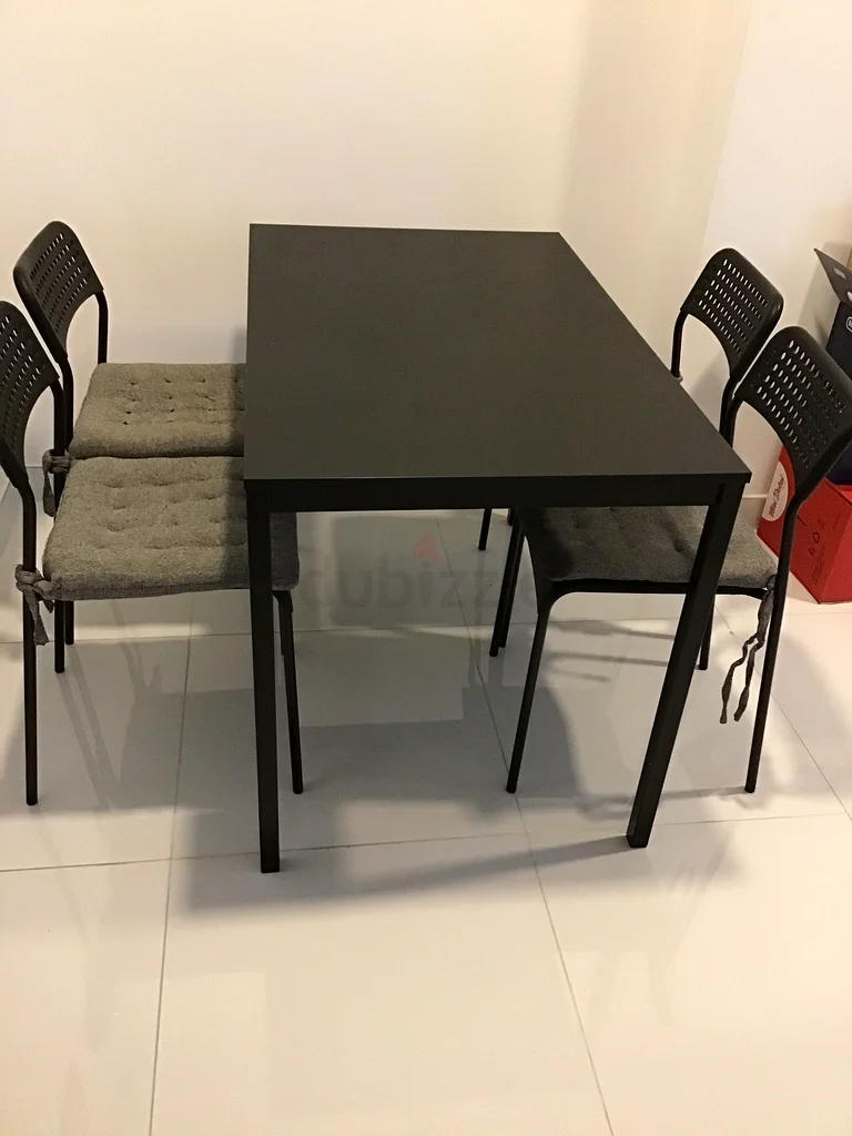 بيع عاجل: طقم طاولة طعام عصري أنيق مع 4 كراسي أنيقة بوسائد63218317399427113