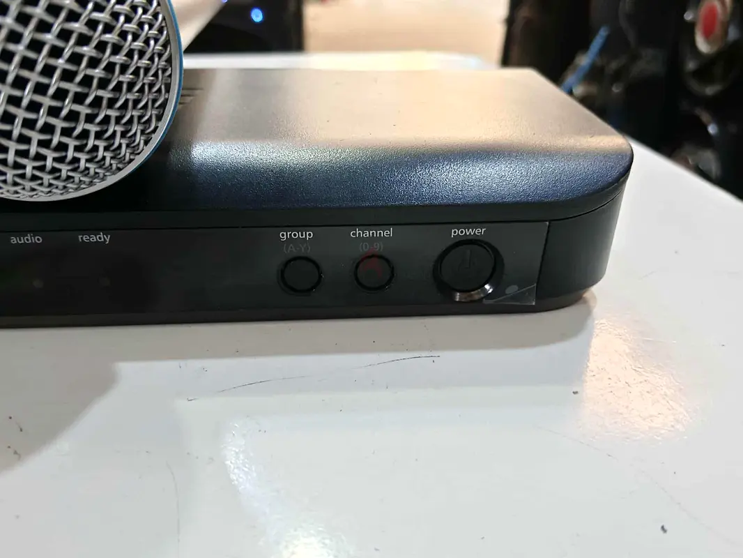 Shure Wireless Microphone System - Perfect for Events63229679965313116
