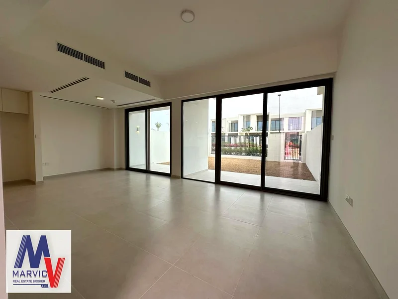 صف مفرد / جديد بالكامل / شاغر وجاهز للانتقال63954729440642111