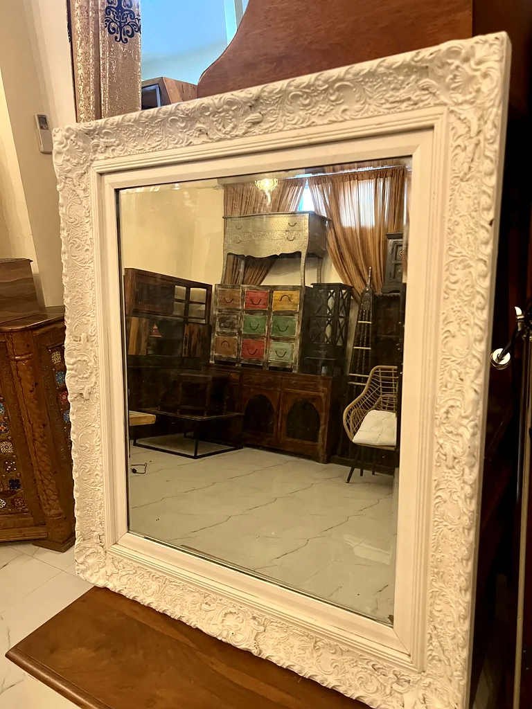 Elegant Vintage Wall Mirror with Intricate Frame63215867796098111