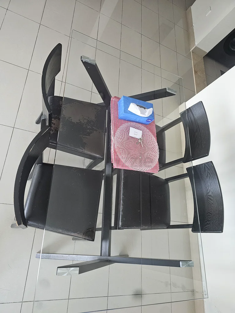 طاولة طعام مع كراسي سوداء63180833622145111