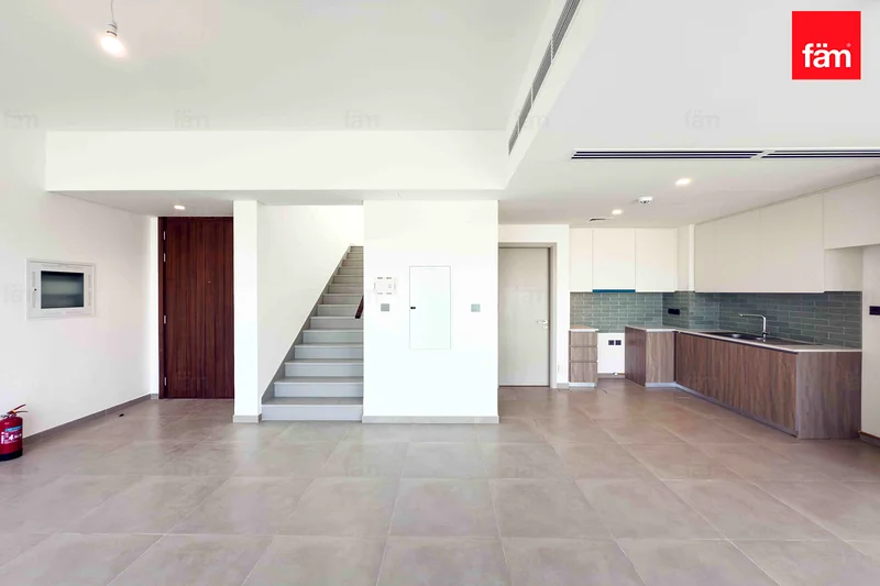 Spacious 3BR | Vacant Single Row | Prime location63654981085827112
