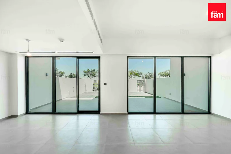 Spacious 3BR | Vacant Single Row | Prime location63654981085827111
