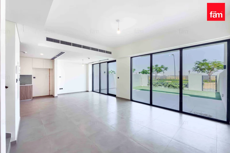 Spacious 3BR | Vacant Single Row | Prime location63654981085827110