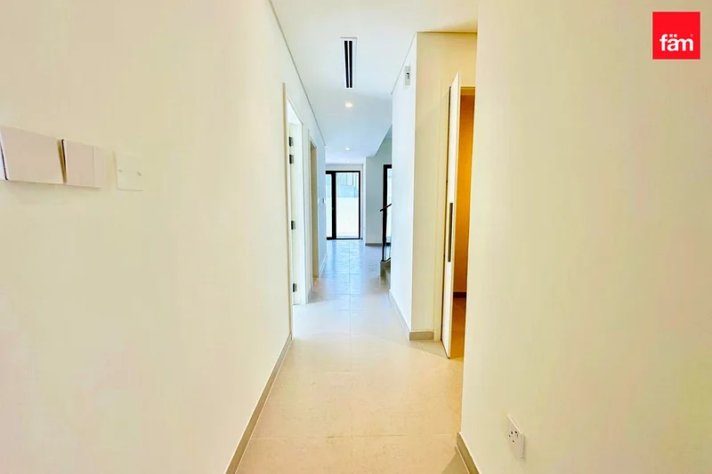 زاوية | شاغر | بالقرب من وسائل الراحة | جديد تمامًا63806150567041111