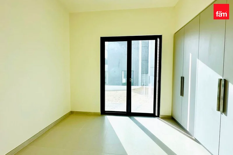 زاوية | شاغر | بالقرب من وسائل الراحة | جديد تمامًا63806150567041113