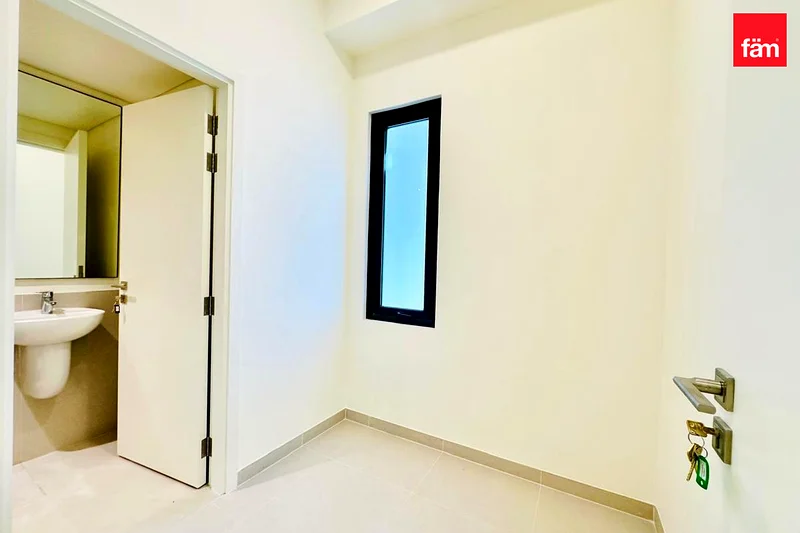زاوية | شاغر | بالقرب من وسائل الراحة | جديد تمامًا63806150567041114