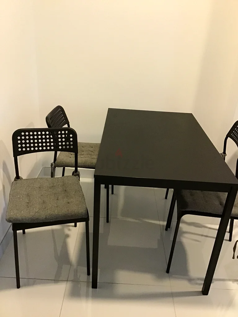 بيع عاجل: طقم طاولة طعام عصري أنيق مع 4 كراسي أنيقة بوسائد63218317399427114