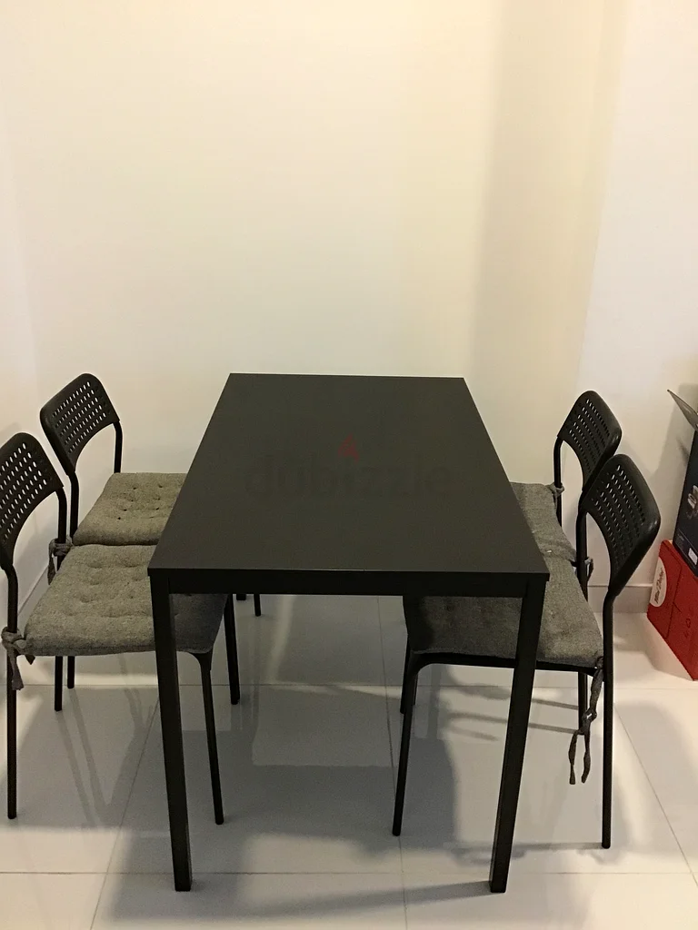 بيع عاجل: طقم طاولة طعام عصري أنيق مع 4 كراسي أنيقة بوسائد63218317399427111