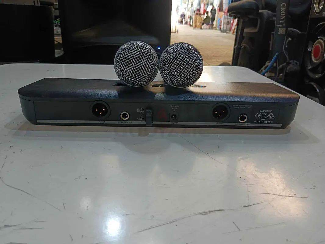Shure Wireless Microphone System - Perfect for Events63229679965313115