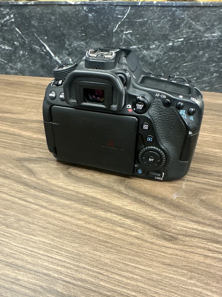 كاميرا كانون EOS 80D مع عدسة EFS 18-135 مم للبيع63234132312322111