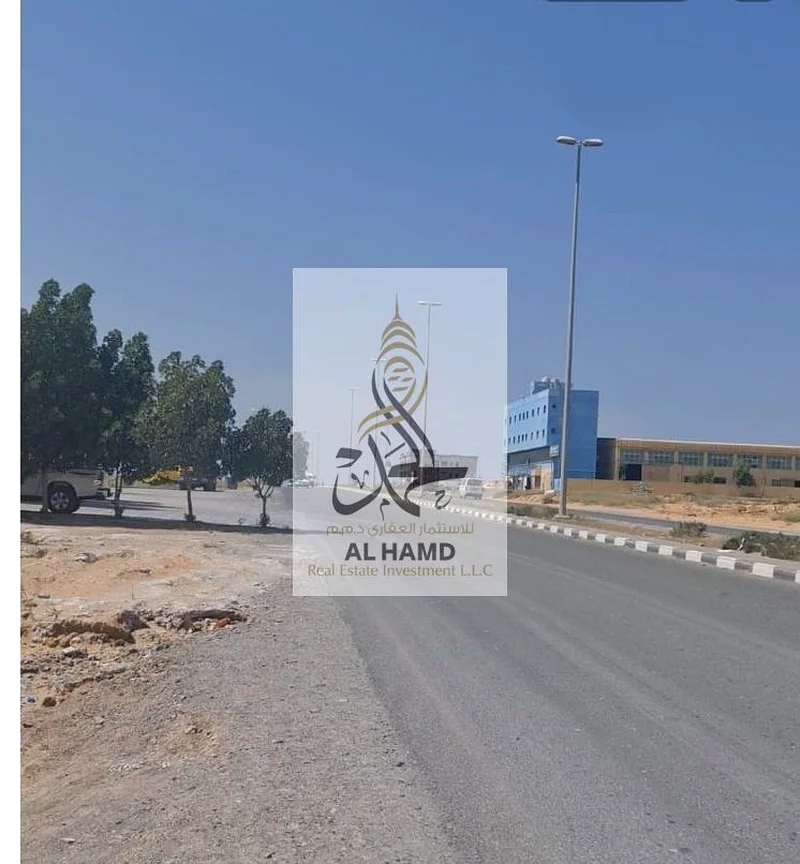 For sale direct from the owner in Umm Al-Thoob Foreign  Corner2 Main road 60 Avaliabel 4850063185196872322112