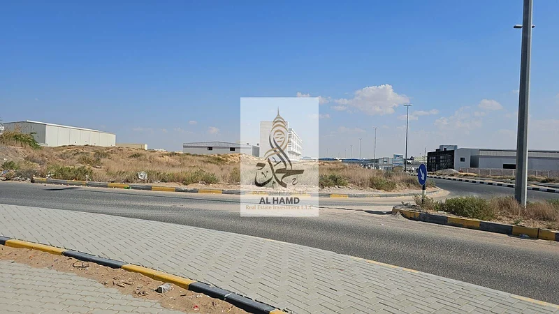 For sale direct from the owner in Umm Al-Thoob Foreign  Corner2 Main road 60 Avaliabel 4850063185196872322111