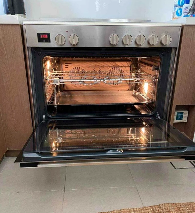 Sleek Bosch Electric Oven and Cooktop - Perfect for Your Cooking Needs!63199637821569111
