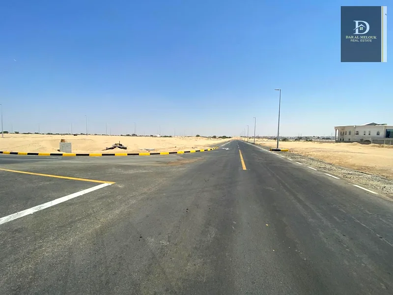 للبيع في الشارقة، منطقة الحوشية، قطعة أرض سكنية استثمارية، المساحة 5300 قدم مربع، موقع متميز جدًا، تقع على زاوية شارعين بعرض 18 مترًا63183716359043112