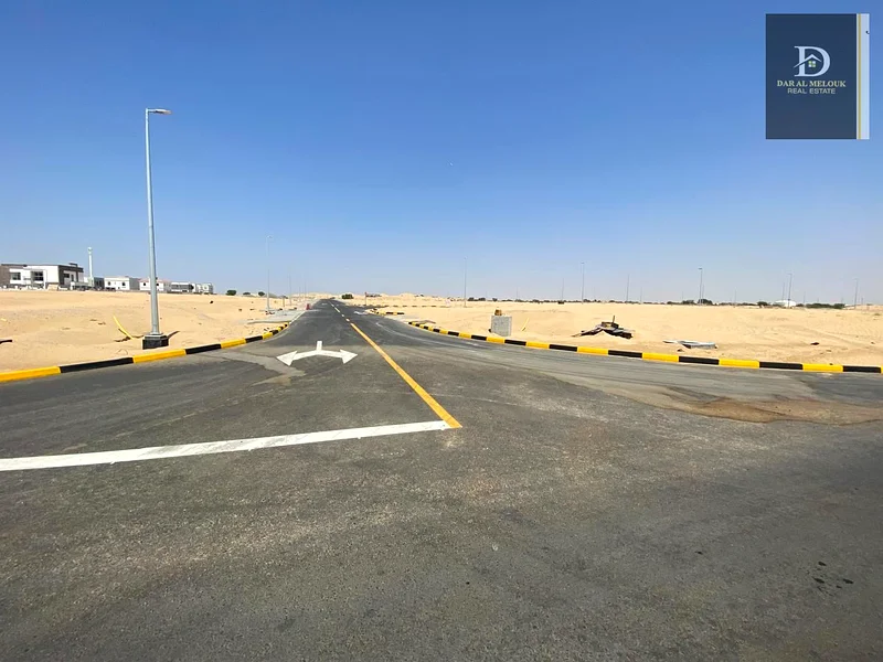للبيع في الشارقة، منطقة الحوشية، قطعة أرض سكنية استثمارية، المساحة 5300 قدم مربع، موقع متميز جدًا، تقع على زاوية شارعين بعرض 18 مترًا63183716359043114