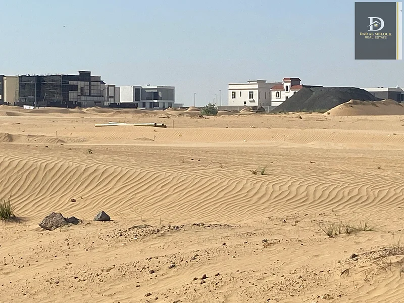 للبيع في الشارقة، منطقة الحوشية، قطعة أرض سكنية استثمارية، المساحة 5300 قدم مربع، موقع متميز جدًا، تقع على زاوية شارعين بعرض 18 مترًا63183716359043113