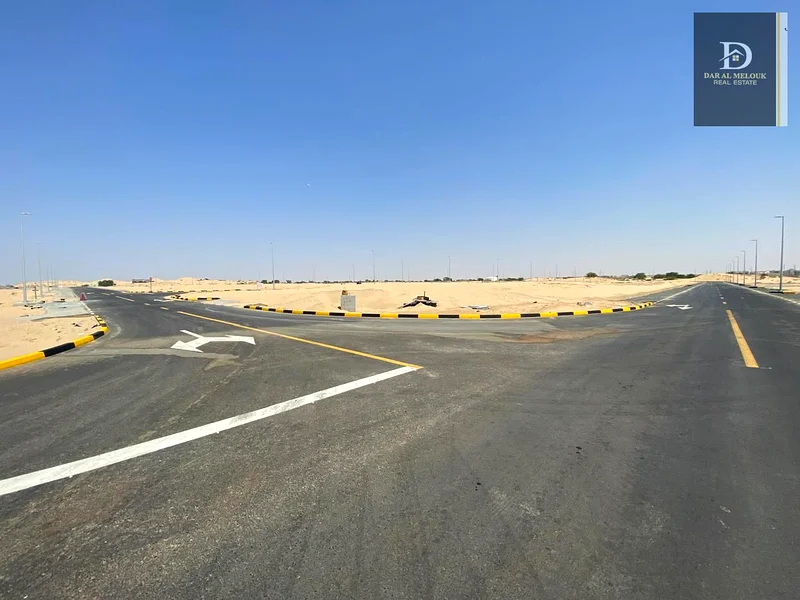 للبيع في الشارقة، منطقة الحوشية، قطعة أرض سكنية استثمارية، المساحة 5300 قدم مربع، موقع متميز جدًا، تقع على زاوية شارعين بعرض 18 مترًا63183716359043111
