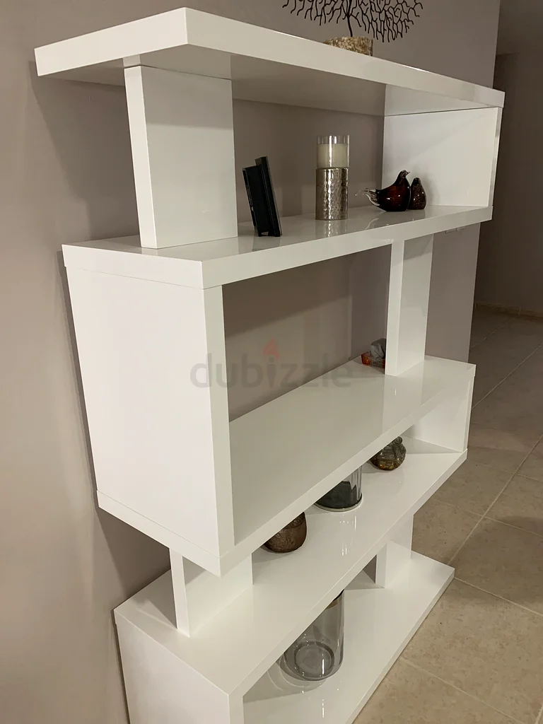 وحدة رفوف عصرية بيضاء أنيقة. مثالية لأي غرفة!63218808152193111