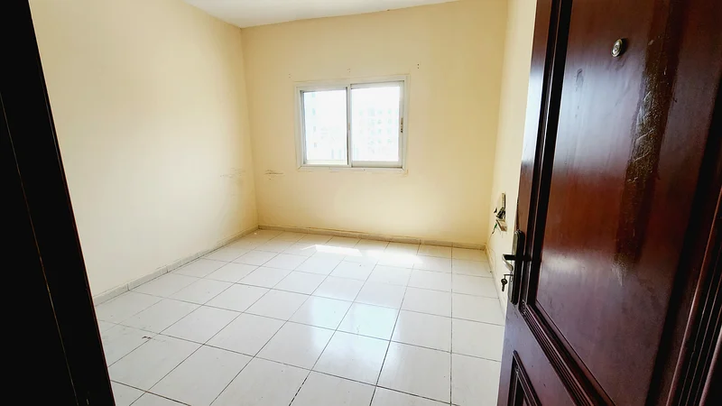 ستوديو كبير مشمس بالكامل بسعر منخفض جداً فقط 18 ألف62935672304258113