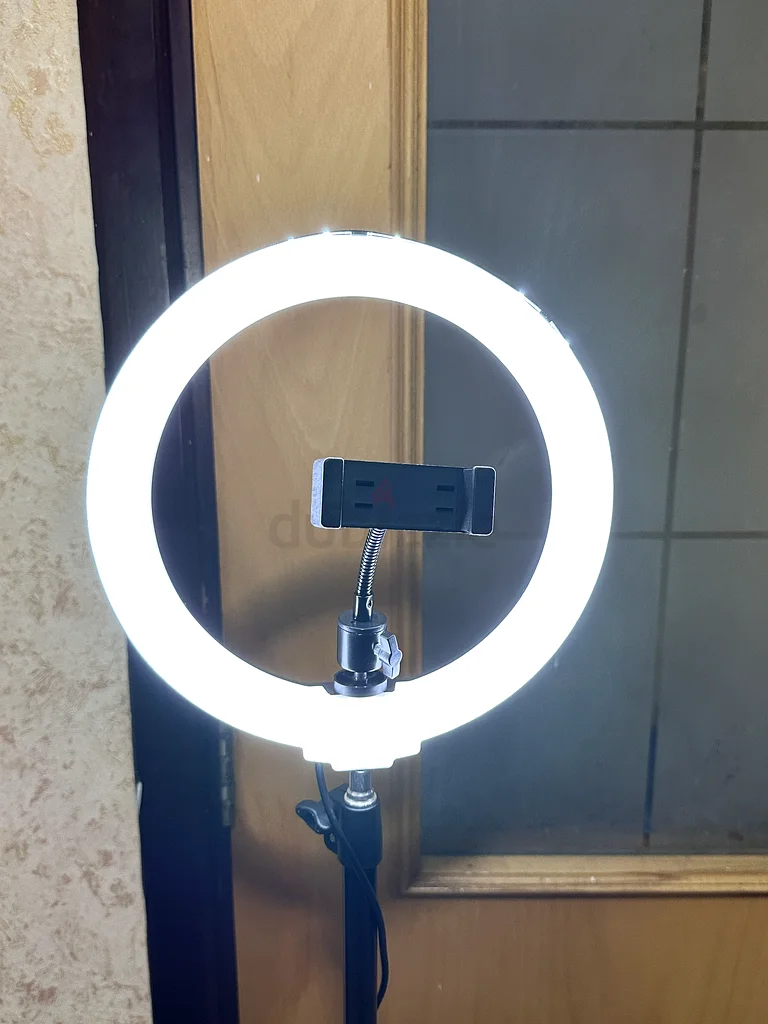 ضوء حلقي ملون من مصابيح LED للحصول على صور سيلفي مثالية63223357022593114