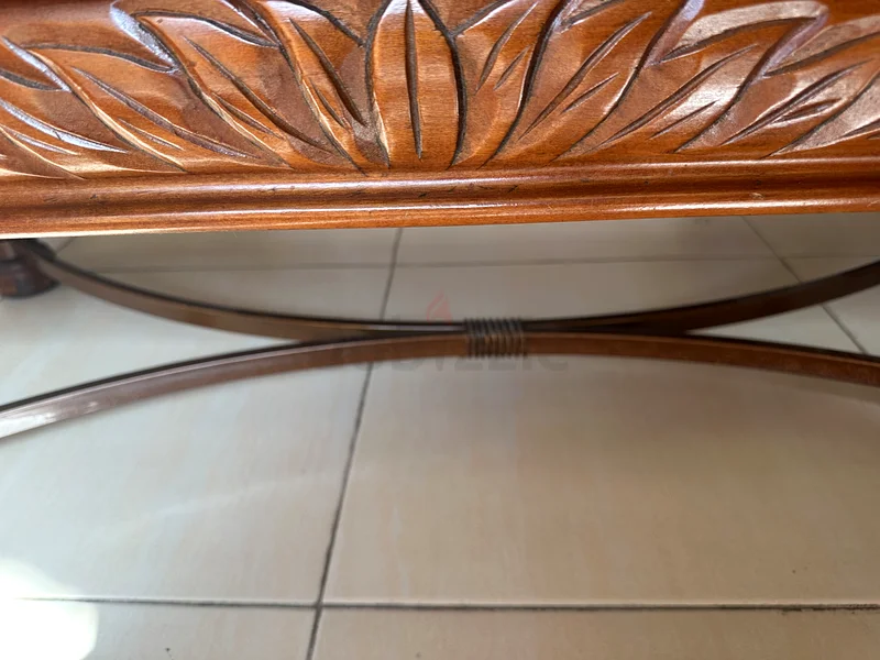 طاولة قهوة خشبية أنيقة بسطح زجاجي63216346941826114
