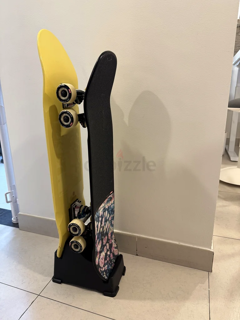 2 Skateboards Globe Complete with stand [NEVER BEEN USED]63246246903043113