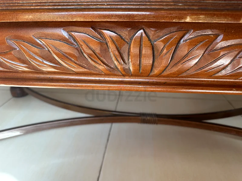 طاولة قهوة خشبية أنيقة بسطح زجاجي63216346941826113