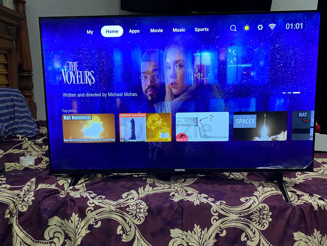 For sale a new 43-inch Smart GEEPAS screen with the carton and no one used it clean and with a bag