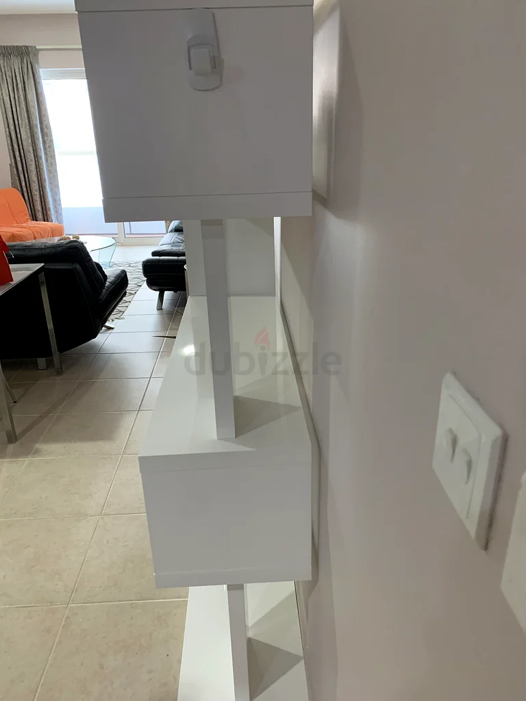 وحدة رفوف عصرية بيضاء أنيقة. مثالية لأي غرفة!63218808152193112