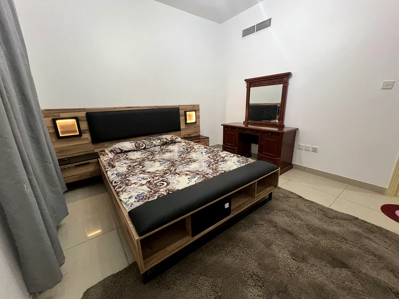 غرفة واسعة ذات حجم كبير ومفروشة جيداً للزوجين62935673095555111