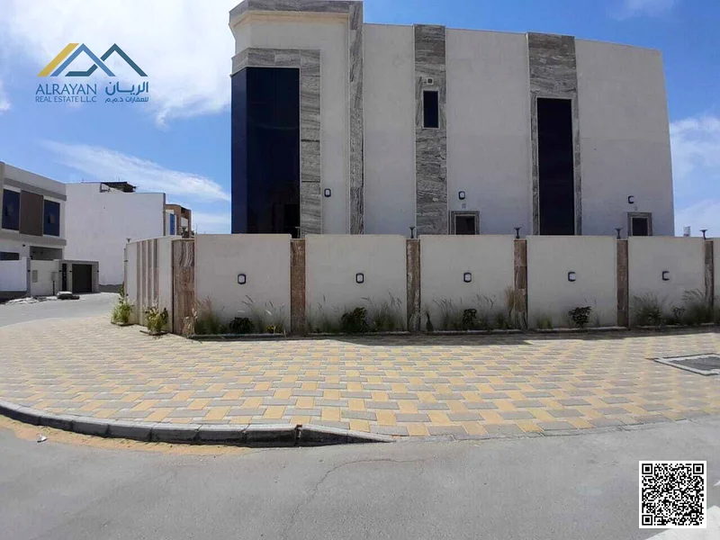 للبيع 《فيلا استثمارية سكنية》 رخام فاخر جدًا على طريق الأسفلت، زاوية الشارعين، مرصوفة. تشمل الكهرباء والمياه.63898772764290111