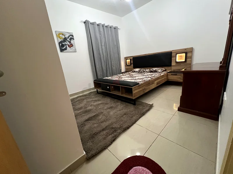 غرفة واسعة ذات حجم كبير ومفروشة جيداً للزوجين629356730955551110