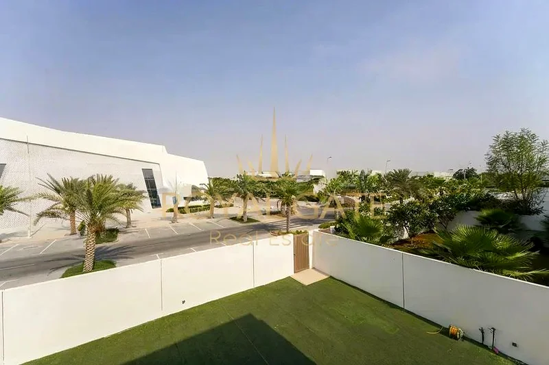 Magnificent 4 Bedrooms Semi Detached Townhouse | Middle Unit | Large Layout63173135113089111