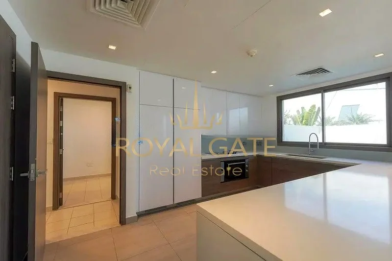 Magnificent 4 Bedrooms Semi Detached Townhouse | Middle Unit | Large Layout63173135113089114