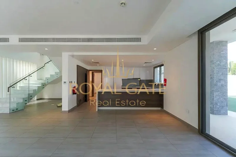 Magnificent 4 Bedrooms Semi Detached Townhouse | Middle Unit | Large Layout63173135113089113