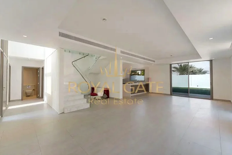 Magnificent 4 Bedrooms Semi Detached Townhouse | Middle Unit | Large Layout63173135113089112