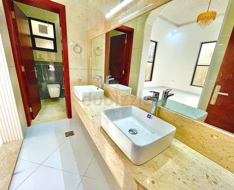 Modern 5-bedroom villa in Alyasmeen, from owner, no commission. Price: 1,690,000. Has electricity and AC.63289569095425113