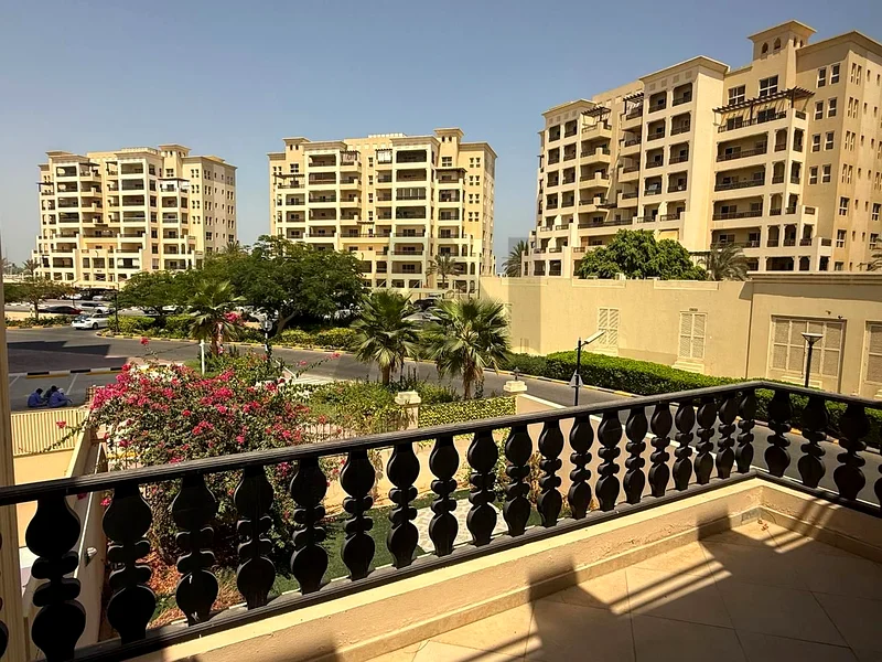فيلا شبه منفصلة واسعة مكونة من 4 غرف نوم63859191968387110