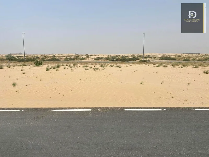 للبيع في الشارقة، منطقة الحوشية، قطعة أرض سكنية واستثمارية بمساحة 9,633 قدمًا مربعًا، وعلى شارعين بعرض 24 مترًا من الأمام والخلف.63183716383618112