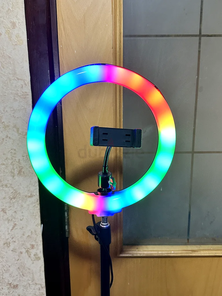 ضوء حلقي ملون من مصابيح LED للحصول على صور سيلفي مثالية63223357022593112
