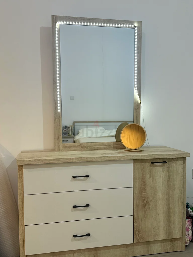 Stylish Modern Dresser with LED Mirror!632203270201621127