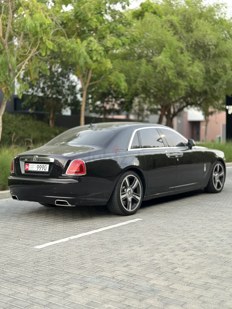 رولز رويس غوست منطقة الخليج للصيانة الكاملة في مركز الإمارات للسيارات (AGMC)  
السيارة وكأنها جديدة63173485657731114