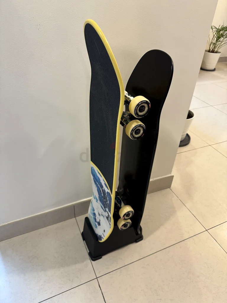 2 Skateboards Globe Complete with stand [NEVER BEEN USED]63246246903043112