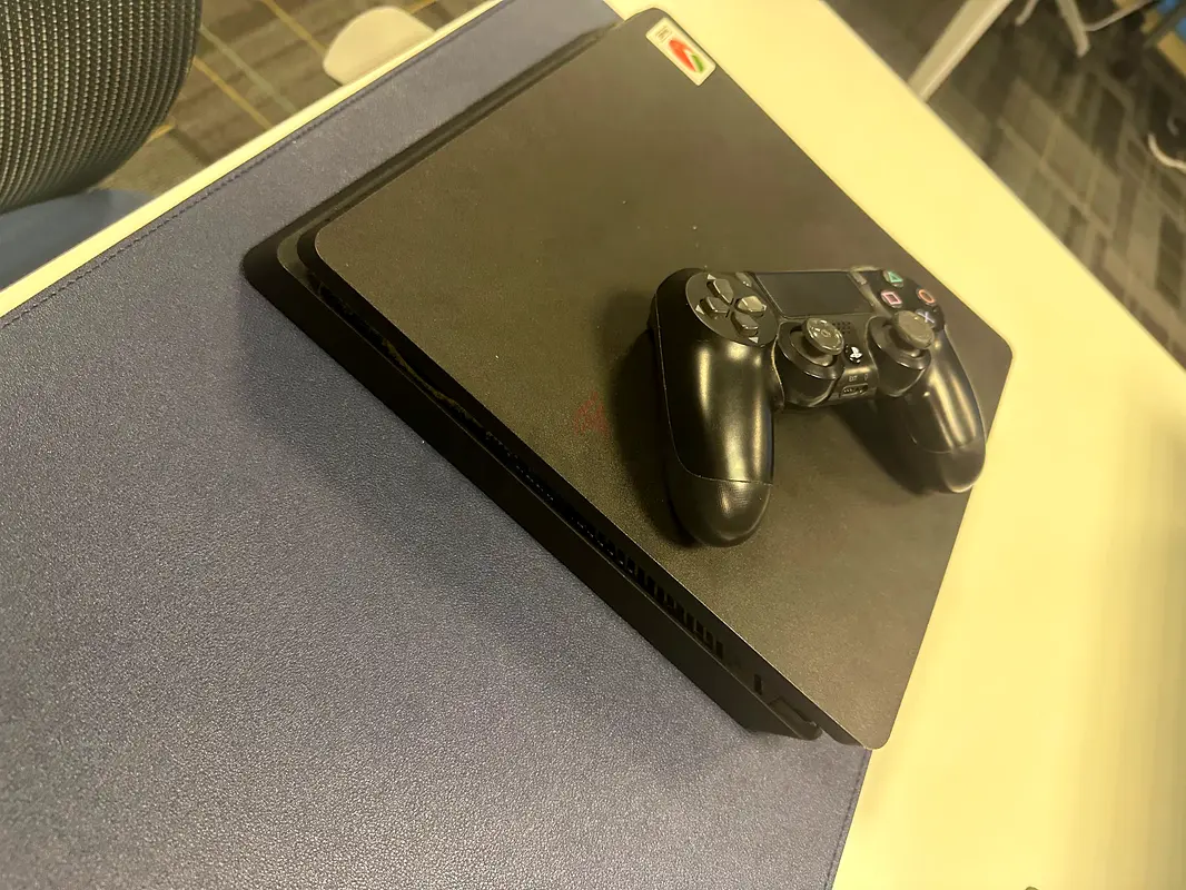 PS4 + Controller63228831205761110